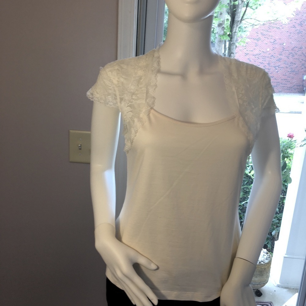 New Women’s WD + NY Cream Lace Top Blouse Size M.